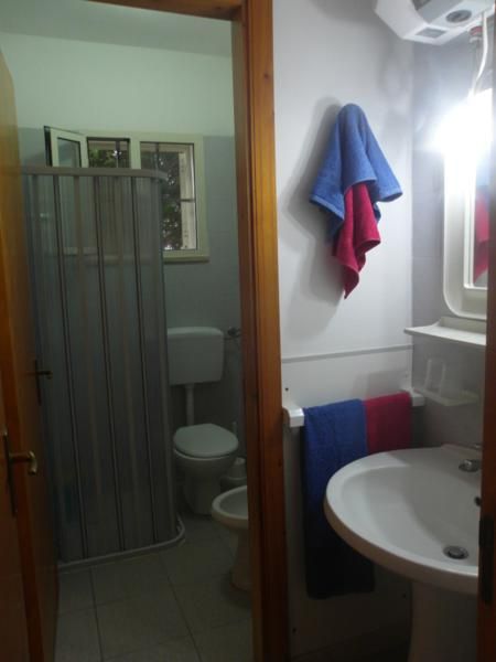 Bagno con lavandino e asciugamani colorati.