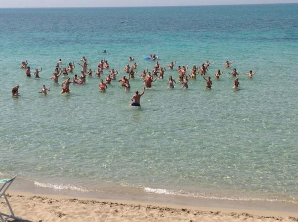 Persone in mare che fanno esercizi di gruppo.