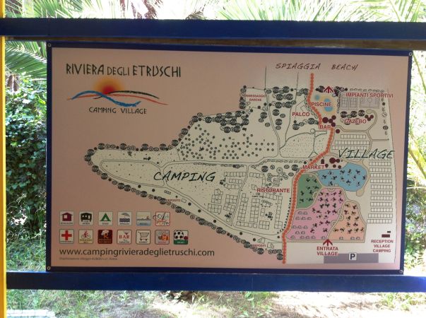 Mappa di un campeggio con sentieri e aree illustrate.