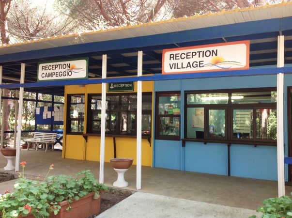 Ingresso reception campeggio con cartelli.