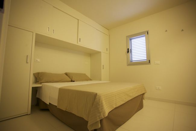 Una camera da letto con letto matrimoniale e armadio a muro.
