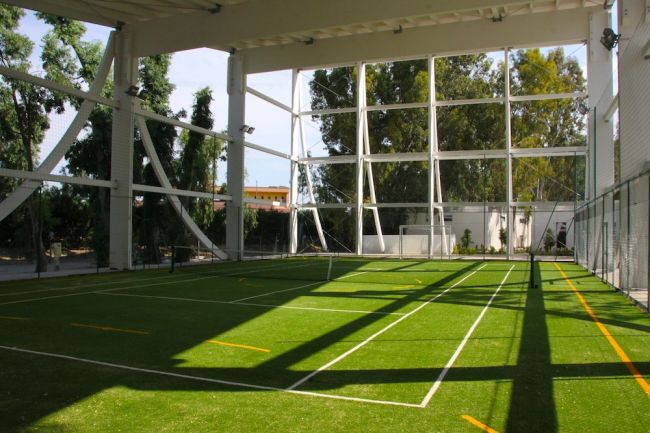 Campo da tennis coperto con erba sintetica.