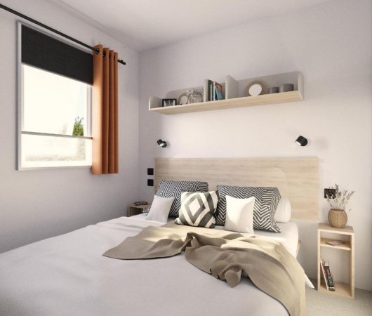 Camera moderna con letto, comodini e mensola.