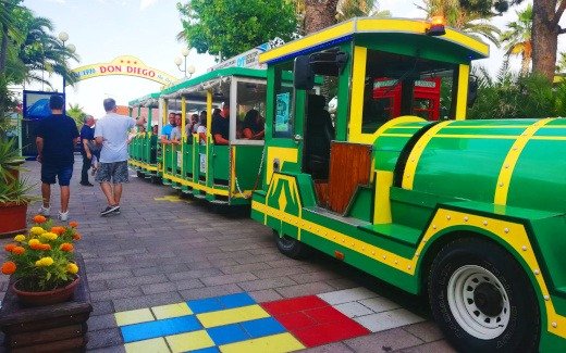Trenino turistico verde e giallo.