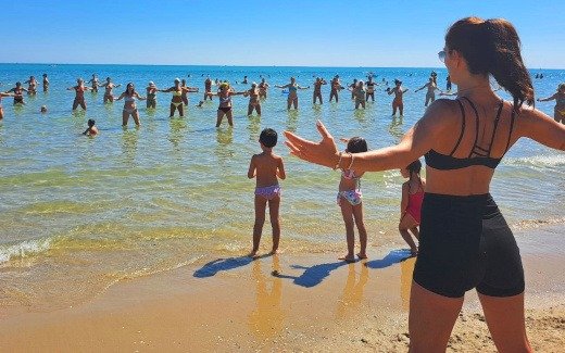 Persone in acqua che seguono esercizi.
