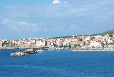 Vista ravvicinata del porto e della città costiera sul mare.