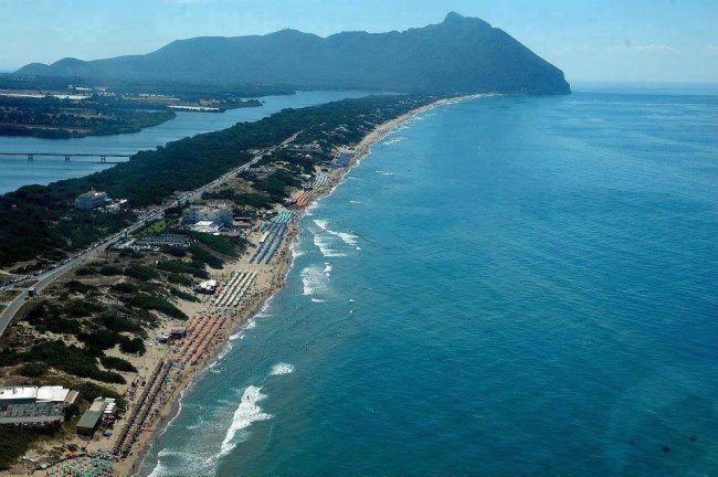 Vista aerea di una lunga spiaggia e mare.