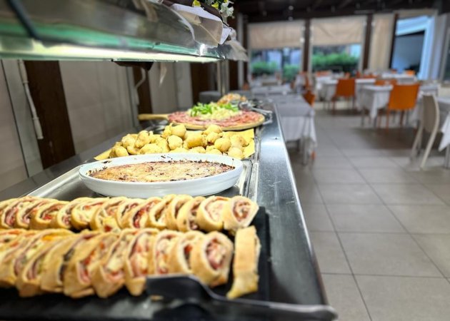 Un buffet con piatti vari in un ristorante.