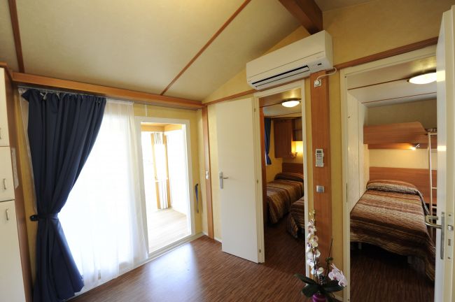 Interno con porta scorrevole, aria condizionata e accesso a due camere.