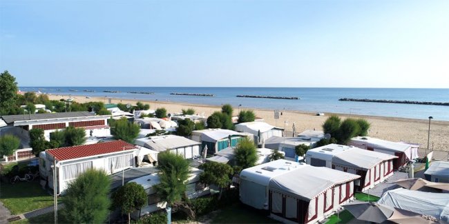 Area campeggio vicino alla spiaggia con roulotte.