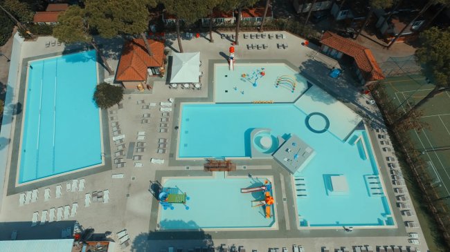 Piscina all'aperto con spazi per prendere il sole.