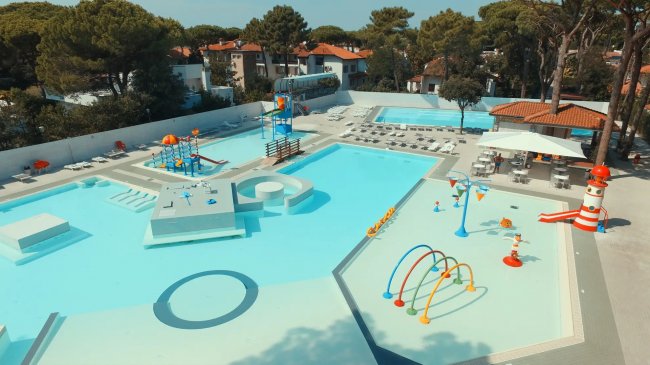 Parco acquatico con giochi colorati e piscine.