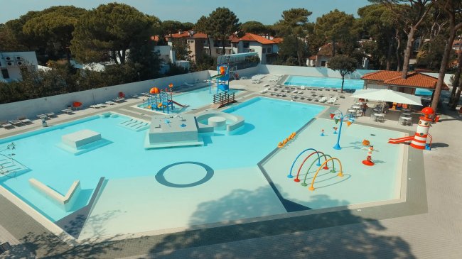 Parco acquatico con scivoli e spruzzi.