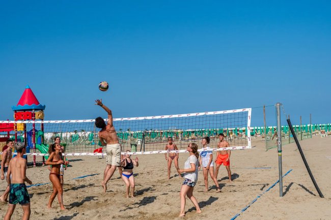 Partita di beach volley su sabbia.