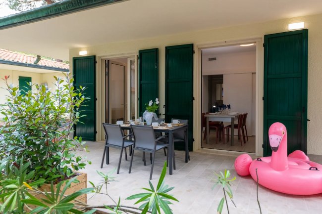 Veranda con tavolo e fenicottero gonfiabile.