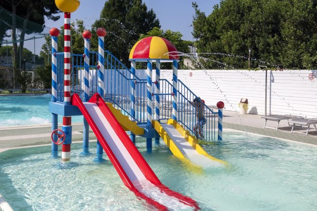 Scivoli colorati in una piscina per bambini.