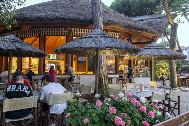 Esterno di un ristorante con tetto di paglia.