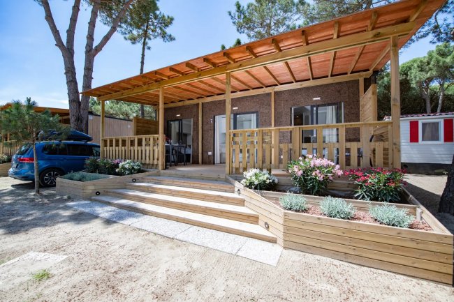 Casa mobile con veranda in legno e fiori.
