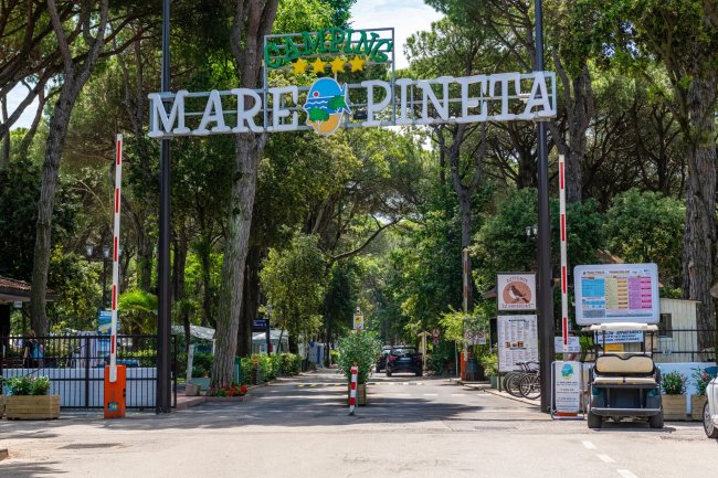 Ingresso del camping Mare e Pineta con cartello.