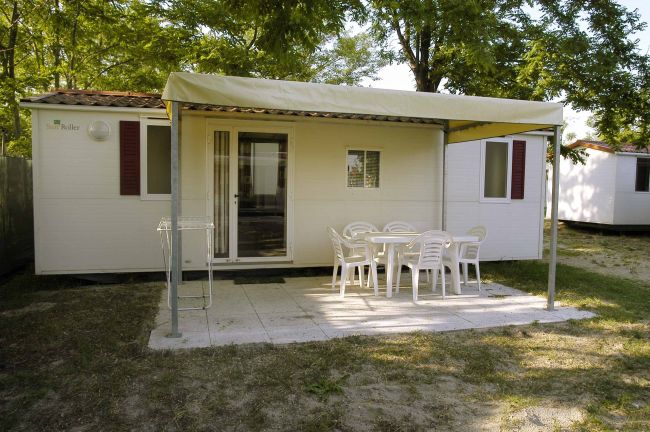 Casa mobile con veranda e tavolo bianco.