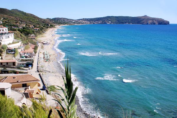 Vista panoramica di una costa con mare blu e spiagge sabbiose.