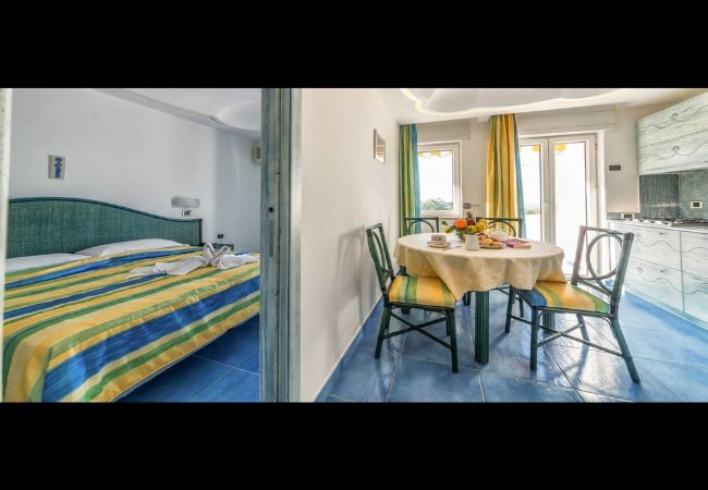 Camera da letto e sala da pranzo con arredi colorati.