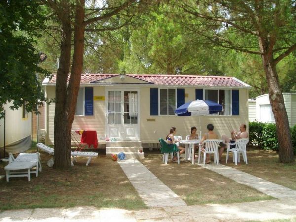 Una casa mobile con persone sedute all'aperto.
