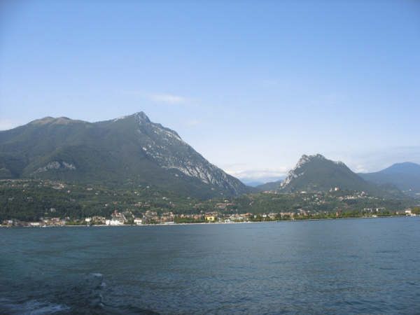 Vista panoramica di montagne vicine a un lago sotto un cielo sereno.