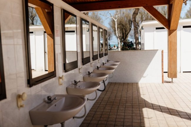 Lavandini all'aperto sotto tettoia di legno.