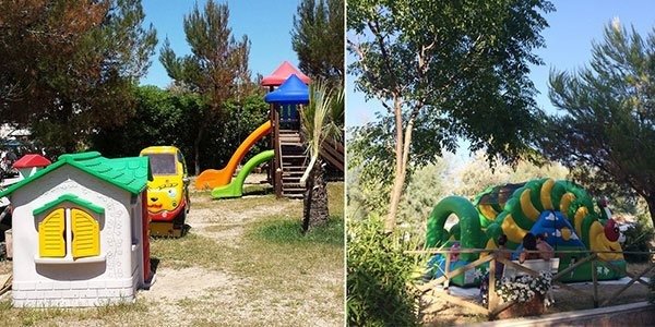 Area giochi con scivoli colorati e casetta.