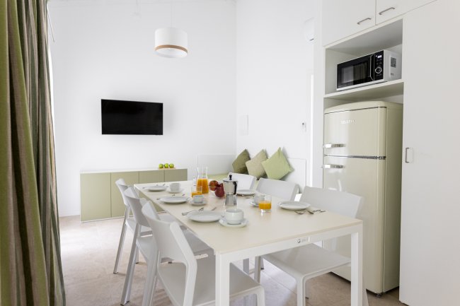 Sala da pranzo moderna con tavolo bianco.