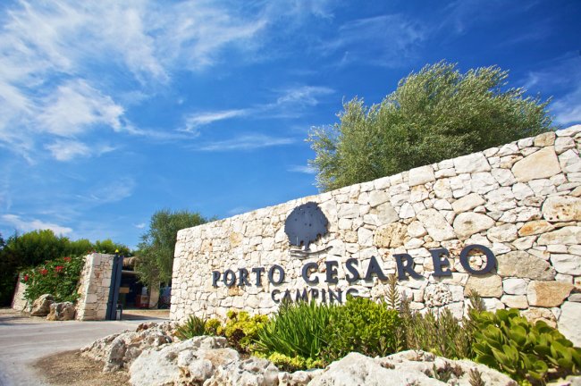 Ingresso con muretto in pietra e scritta 